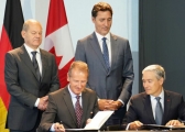 Volkswagen CEO Diess and Canadian minister Champagne, German Federal Chancellor Scholz and Canadas Prime Minister Trudeau.