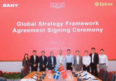At the signing ceremony. Epiroc’s José Manuel Sánchez in the middle, next to SANY’s Lihua Tang.